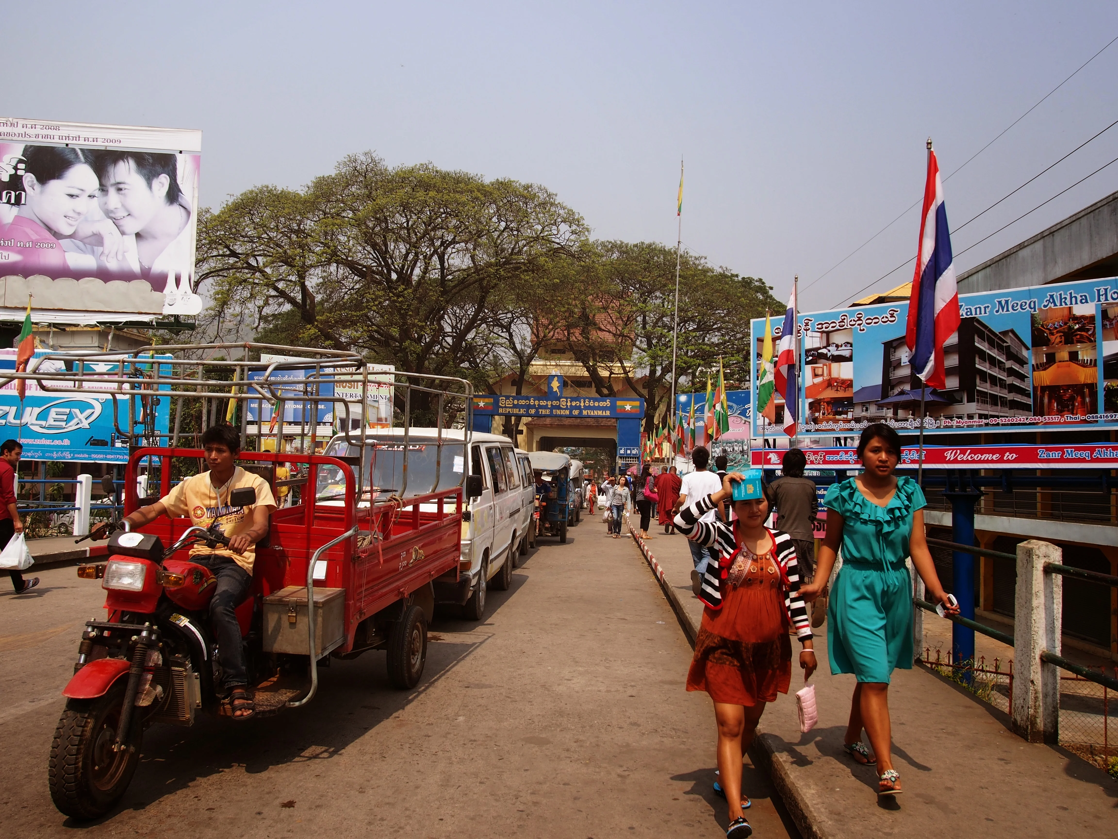 Mae Sai - Tachileik Friendship Bridge Crossing